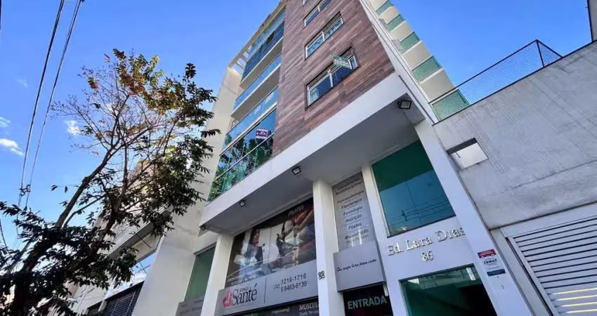 Apartamento de 02 quartos com varanda no morro da glória