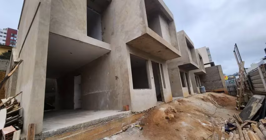 Casas de 03 quartos, duas vagas em condomínio fechado – vivendas da serra