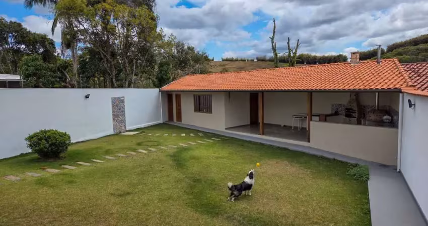 Casa do chico brasiliano o cãorretor - 03 quartos com 02 suítes, quintal e lazer