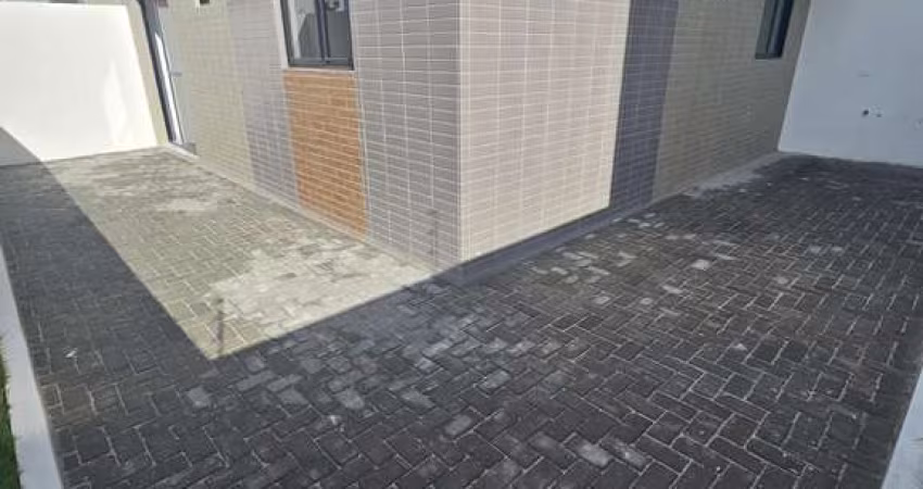 Apartamento térreo com área externa em L com 2 dormitórios no bairro do Bancários por apenas 322 mil!