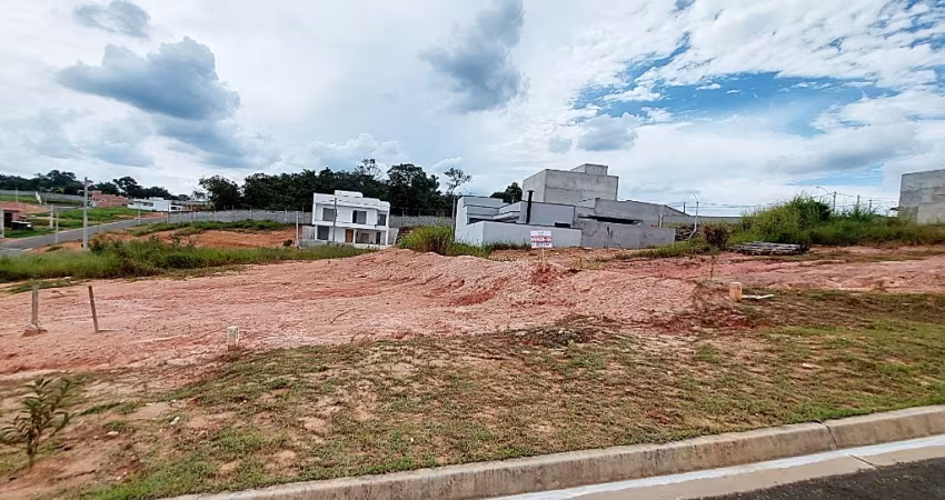 Reserva Araçari Terreno em Condomínio Fechado, Plano, Próximo à Portaria, na Rua Principal do Condomínio