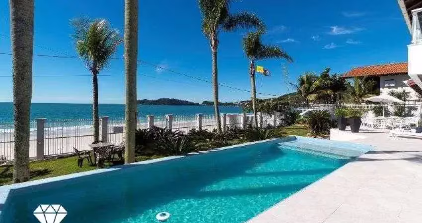 BELISSIMA MANSÃO PÉ NA AREIA NA PRAIA DE BOMBINHAS CENTRO!