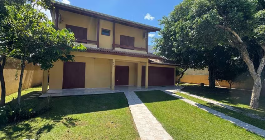 CASA ESPAÇOSA EM BOMBAS EM 2 TERRENOS COM MUITO VERDE!