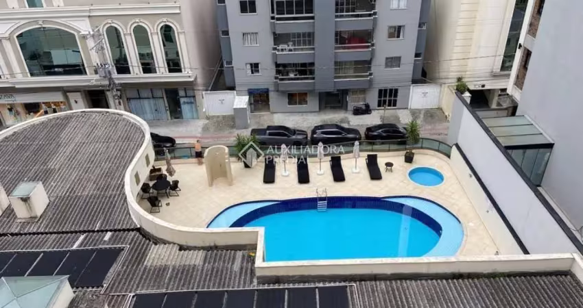 Apartamento com 3 quartos à venda na Rua 236, 230, Meia Praia, Itapema