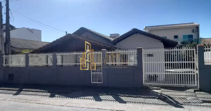 Casa com 3 quartos à venda na Rua Osmar Gaya, 188, Meia Praia, Navegantes