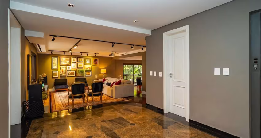 Luxuoso Apartamento em frente ao Clube Curitibano no coração do Água Verde.