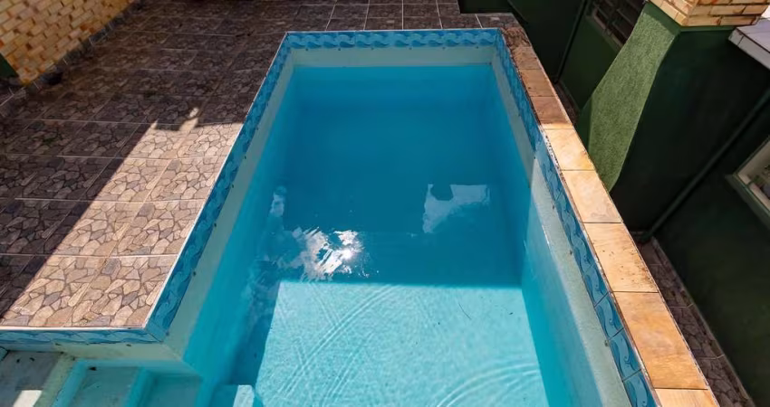Sobrado Condomínio Orleans com Piscina!