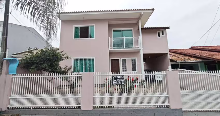 Casa para Venda em Palhoça, Madri, 4 dormitórios, 1 suíte, 3 banheiros, 3 vagas