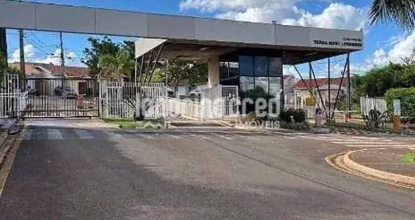 Casa em Condomínio Fechado com 2 Quartos, 2 Banheiros, Área de Serviço, Vaga para 2 Carros e Área c