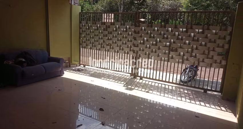 Casa à venda com 125m² de terreno e 80m² de construção, 3 quartos (1 suíte), garagem para 2 carros,