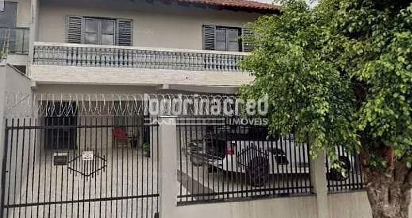 Linda Casa no Jardim Tropical – 3 Quartos, 2 Salas, Cozinha Planejada, Edícula com Churrasqueira e