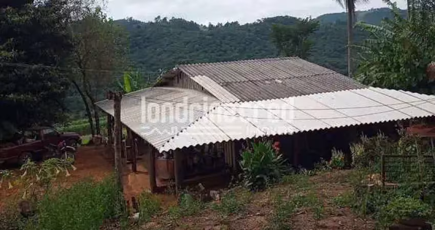 Área rural com 10.600m² e casa de madeira com 2 quartos, 2 banheiros, sala, cozinha e varanda ampla