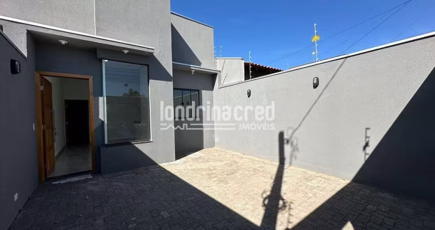 Casa com 3 quartos (1 suíte), pé direito alto, 2 vagas de garagem, na valorizada região leste de Lo