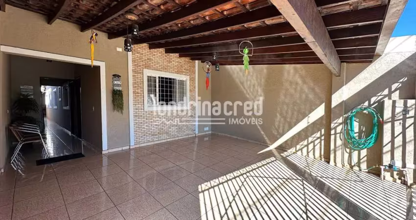Casa com 3 quartos, planejados, garagem coberta para 2 carros e edícula com churrasqueira na região