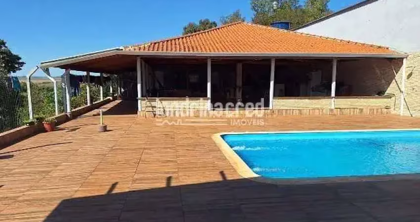 Chácara à venda na beira do asfalto | 2 quartos, suíte, barracão de 250m², usina solar com 80 placa