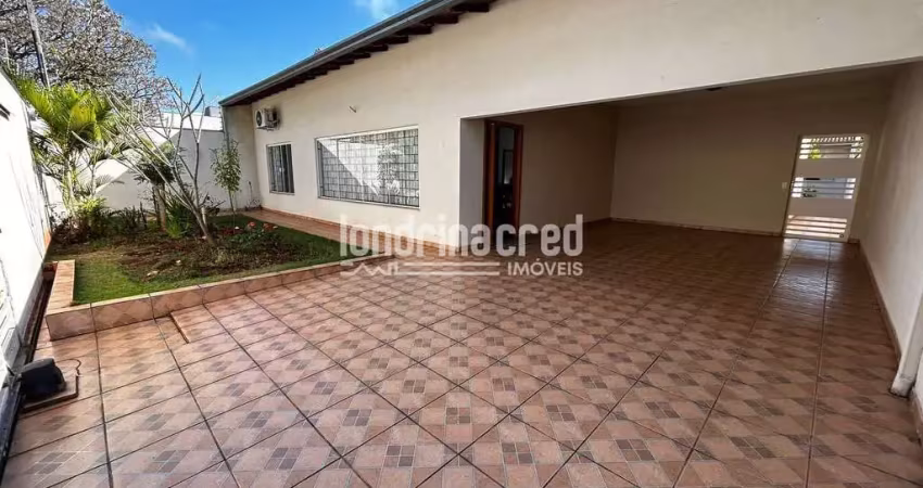 Imóvel com 500m² de terreno e 189m² construídos, 3 quartos (2 suítes), sala 2 ambientes, edícula 62