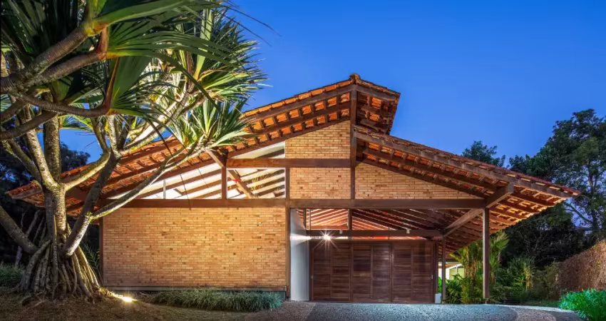 LINDA CASA NO CONDOMINIO IMPLA