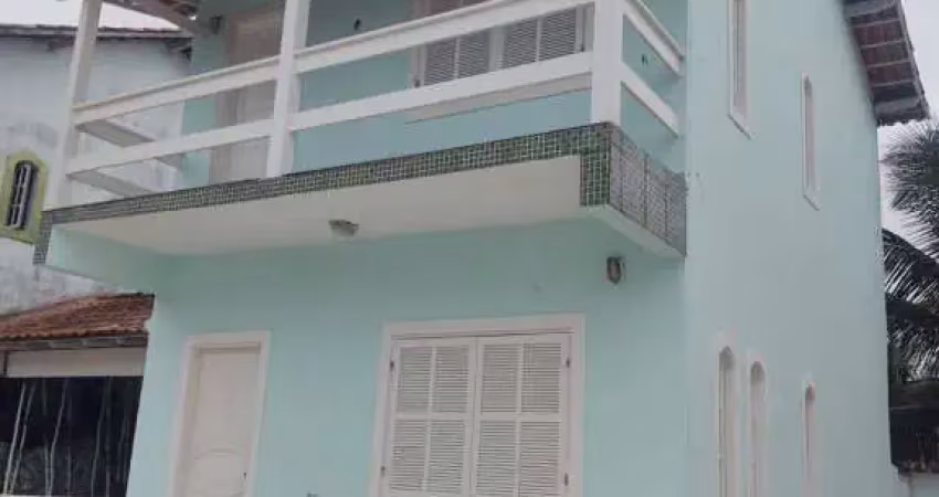 Duplex em condomínio com varanda vista lateral da praia