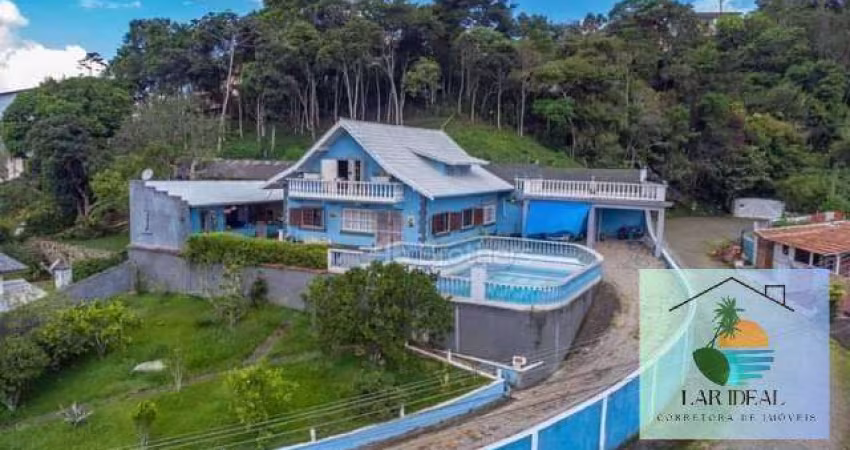 Linda Casa com Piscina com Vista para a Serra dos Órgãos e Dedo de Deus!