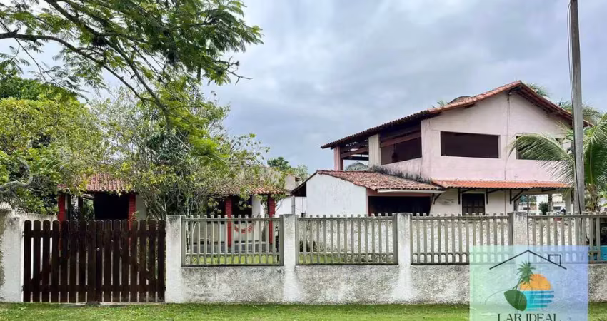 Casa linear c/ excelente espaço externo no centro de praia seca - araruama
