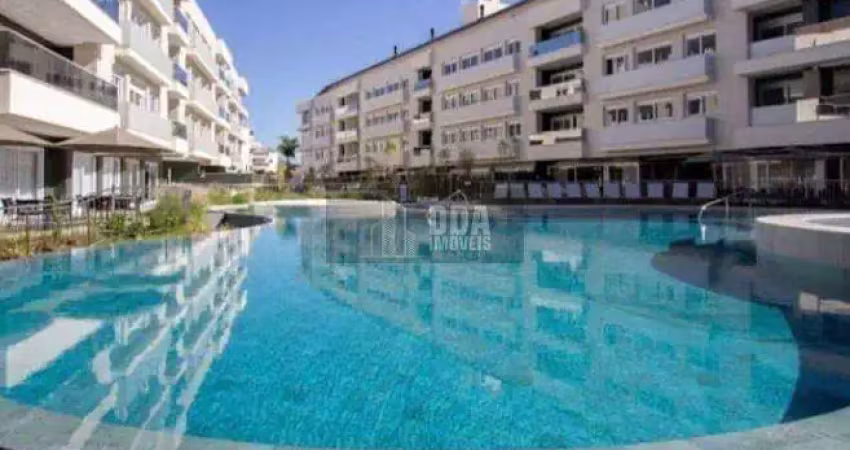 Apartamento duplex com três suítes em condomínio clube / jurerê