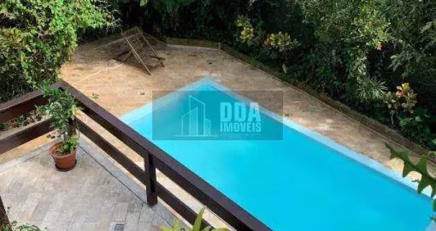 Casa em bairro de alto padrão com 4 suítes em florianópolis.