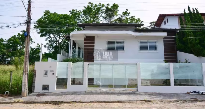 Linda casa no charmoso bairro ponta de baixo. 3 dorm (2 suites)
