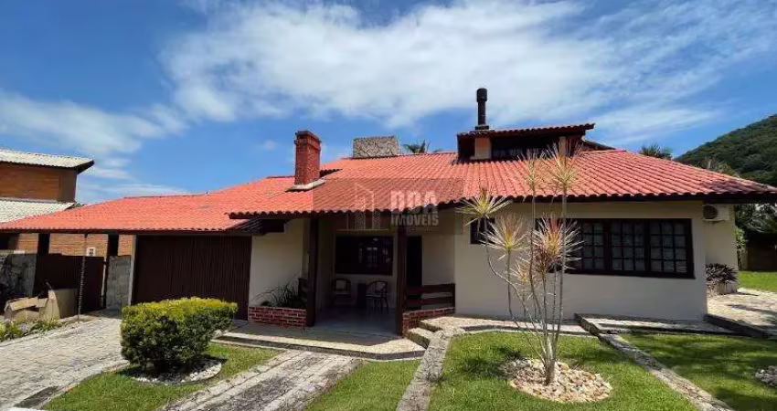 Excelente casa em condomínio fechado, sambaqui. 3 dormitórios,