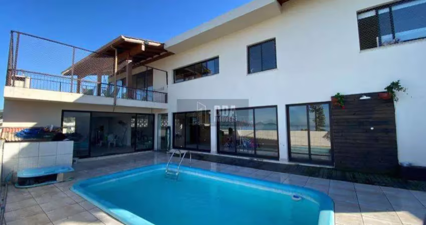 Excelente casa na ponta de baixo, piscina aquecida, vista mar.