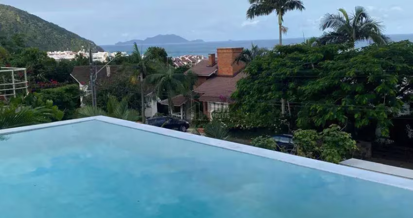 Linda casa conteporânea com vista para toda a praia brava.