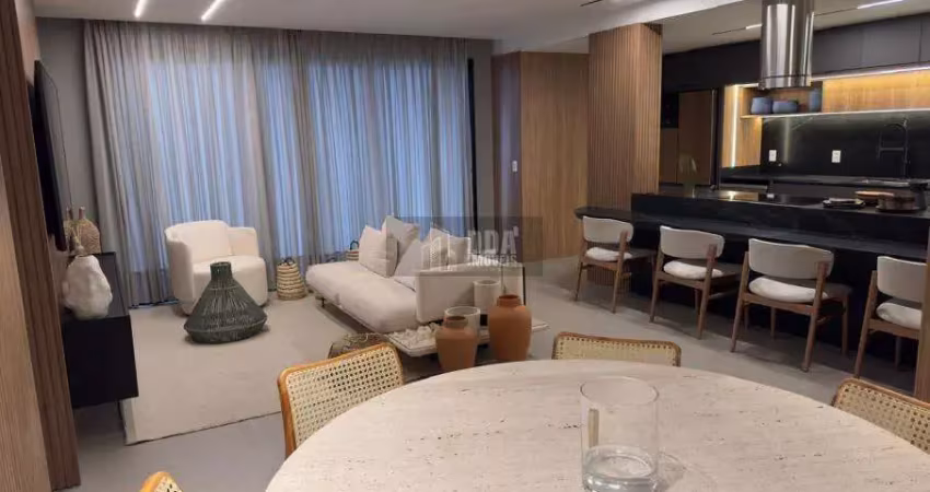 Apartamento com 3 suites e decorado, ao lado da praia em jurerê