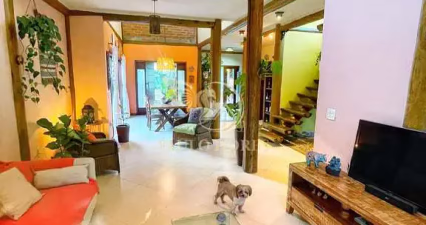 CASA LUXUOSA À VENDA A MENOS DE 120 MTRS DA PRAIA DO PEREQUÊ-AÇÚ UBATUBA-SP