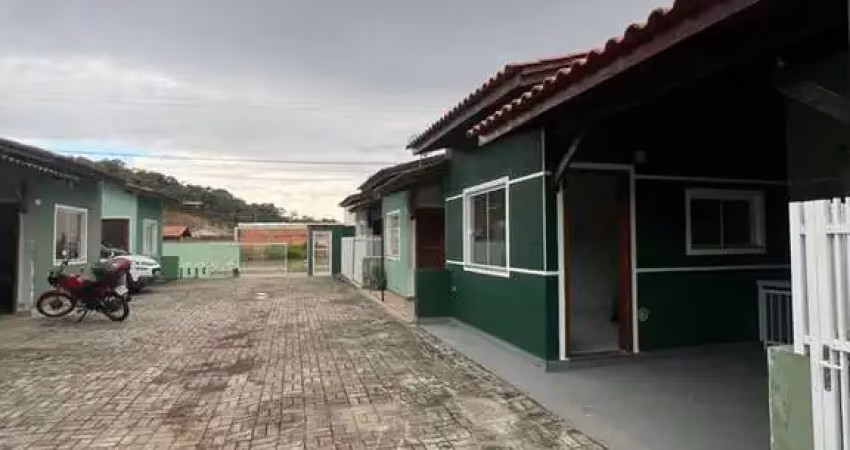 Morar com tranquilidade – casa em condomínio fechado à venda em barra velha sc.