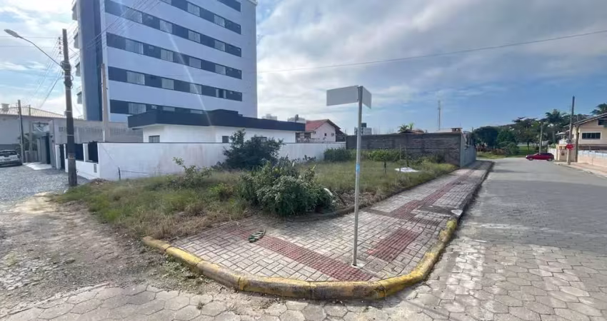 Terreno de esquina com 311m² – excelente oportunidade para investidores e construtores!