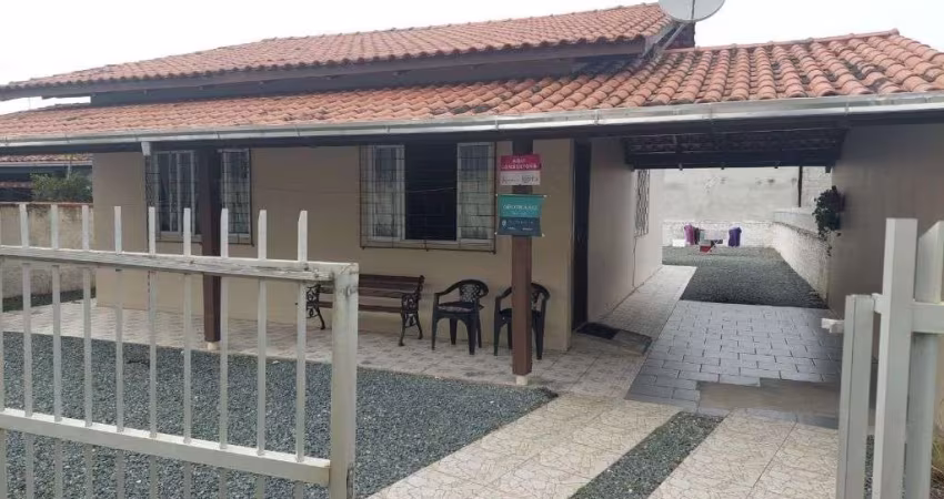 Casa com 03 dormitórios !! Centro de Balneário Piçarras SC!!
