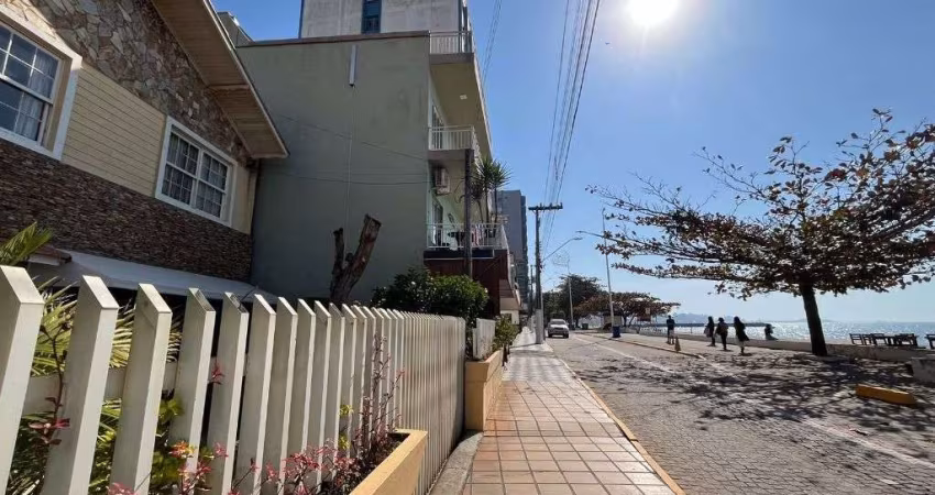 Casa beira mar, com 6 dormitórios, à venda, 248 m² por R$ 2.400.000 - Centro - B