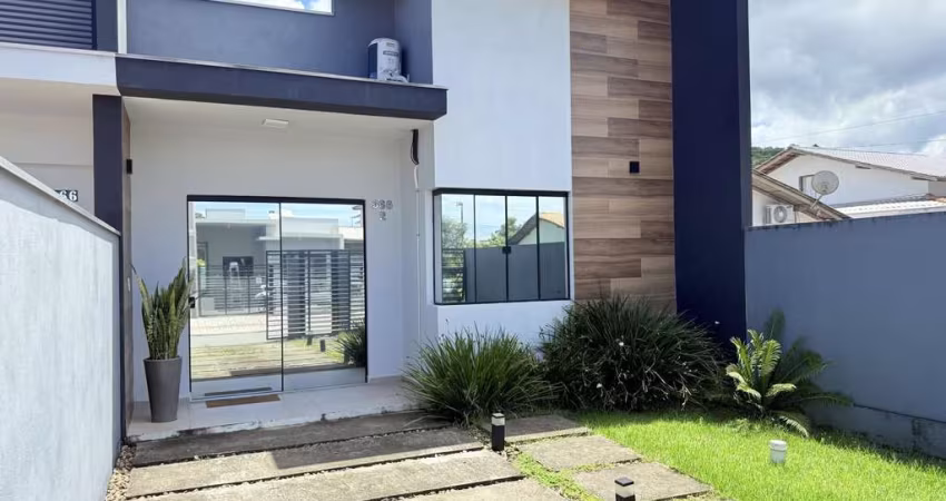 Casa à venda no bairro itajubá, em rua calçada!
