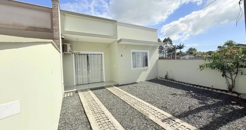 Casa em rua calçada à venda, na praia de Itajuba em Barra Velha/SC!