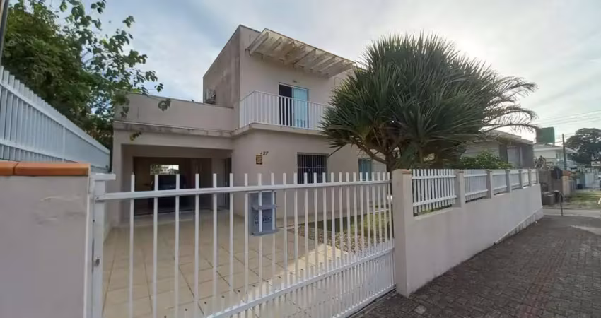 Sobrado mobiliado, com 03 dormitórios, à apenas 500m do mar, no centro de Balneá