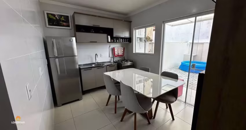Sobrado com 2 suítes no centro de balneário piçarras-sc. à venda por r$549.000,0