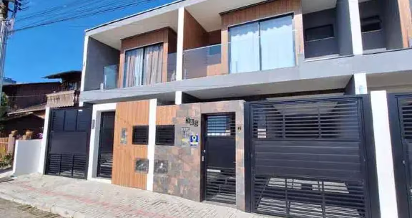 Excelente sobrado semi-mobiliado, com 3 suítes, no centro de piçarras, à apenas