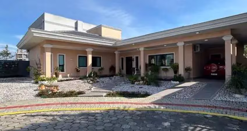 Ampla casa com 3 dormitórios, em condomínio fechado em balneário piçarras-sc .