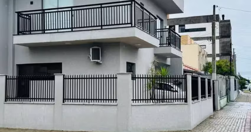 Sobrado com 03 dormitórios, à apenas 300m do mar, no centro de balneário piçarra