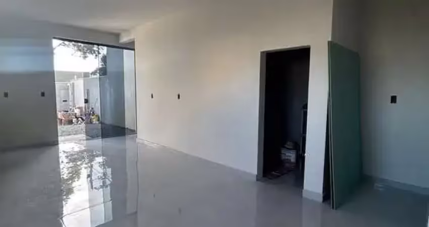 Sobrado com três dormitórios (sendo um na parte térrea), à apenas 600m do mar, e