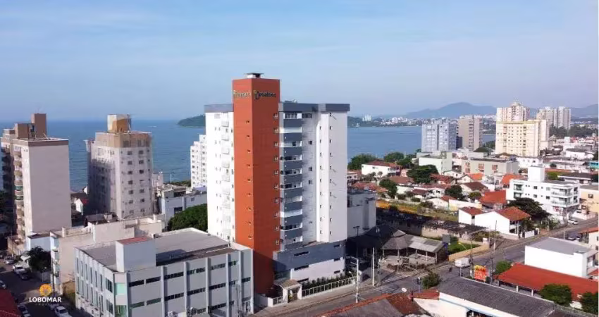 Apartamento mobiliado com dois dormitórios, a apenas 100m do mar, no centro de b