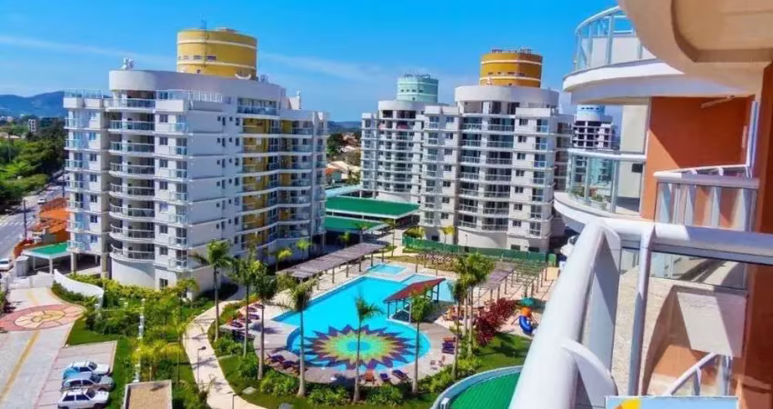 Apartamento mobiliado, com 3 dormitórios, à apenas 50m do mar, em cond. club, em