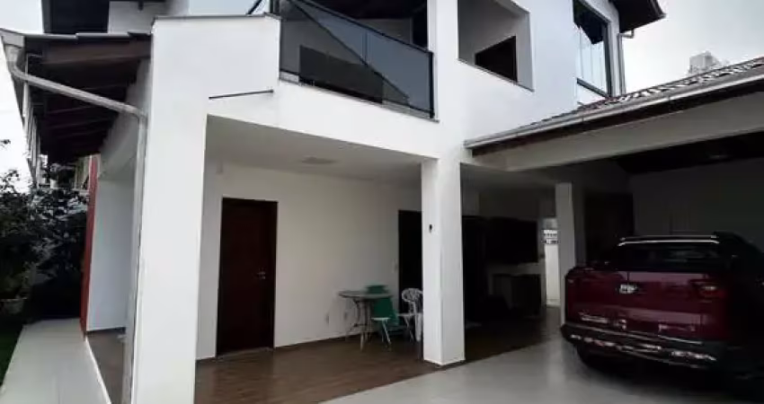 Sobrado quadra mar, semimobiliado,  em bal. piçarras/sc
