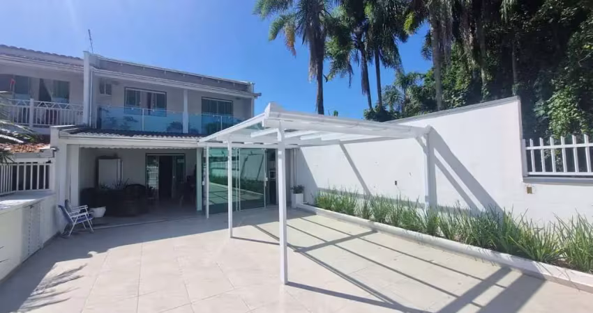 Sobrado mobiliado com 4 dormitórios no centro de bal. piçarras - sc