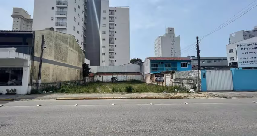 Terreno à apenas 200m do mar, no centro de balneário piçarras sc!