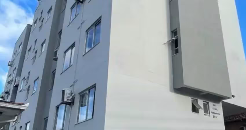 Apartamento 2 dormitórios com 51m² e garagem coberta em barreiros - condomínio thais fernanda.